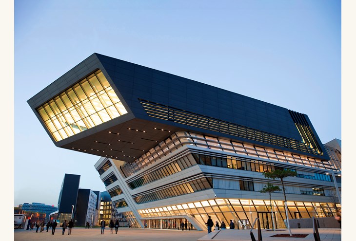 Η βιβλιοθήκη της Zaha Hadid για το Οικονομικό Πανεπιστήμιο