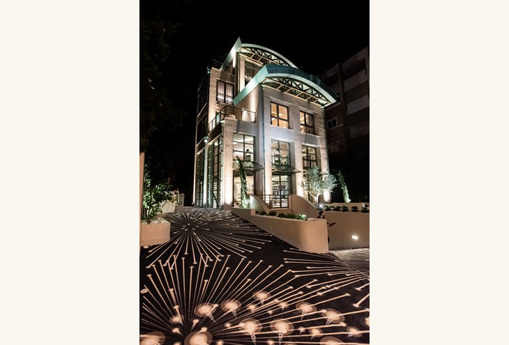 Το κτίριο της WP Hellas με τις εντυπωσιακές Ege Carpets το βράδυ των εγκαινίων