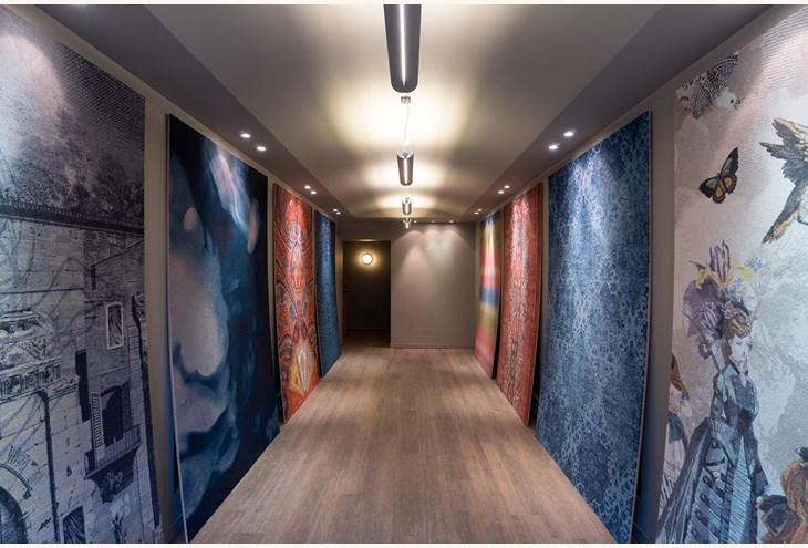 Η είσοδος του κτιρίου με μια συλλογή από digital printed μοκέτες Ege Carpets