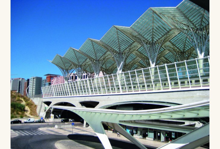 O σταθμός του μετρό Gare do Oriente σε αρχιτεκτονική Santiago Calatrava