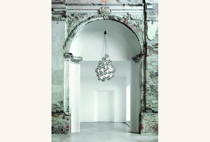 Κλασικό στυλ και πολυτελής παρακμή στο styling της Luceplan για το φωτιστικό «Stochastic» του Daniel Rybakken.